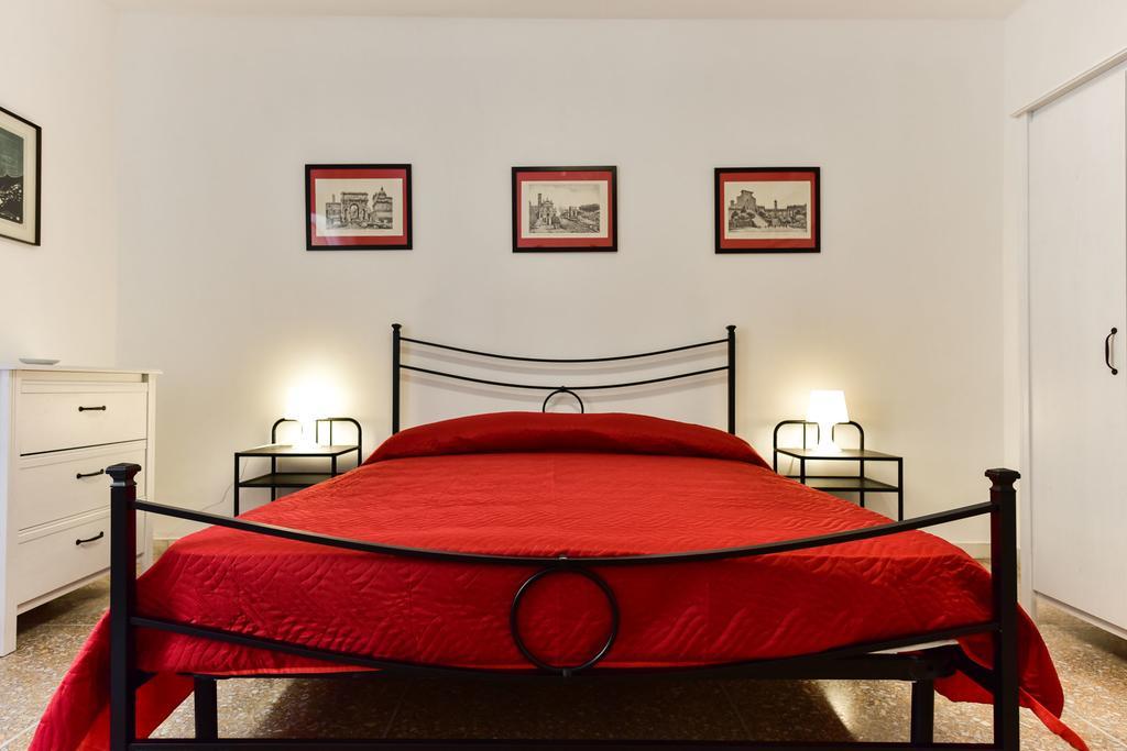 Red & White Vatican Apartment Rom